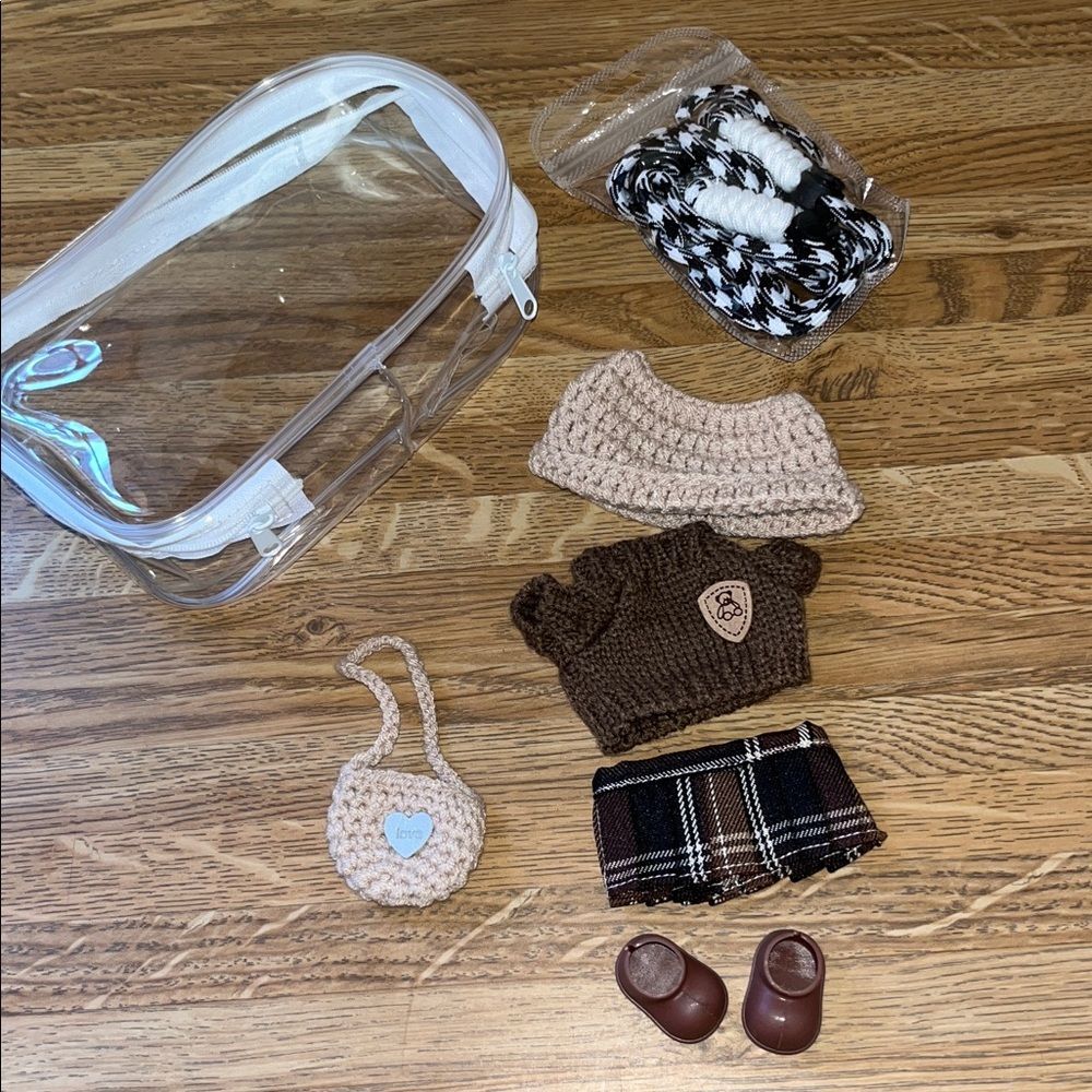 NEW NIP Labubu 6pcs Outfit + Clear Carrrying Case with Strap